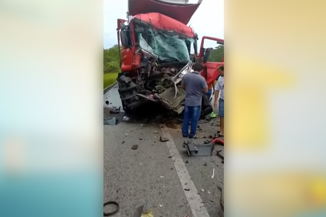 Motorista sofre fraturas após cochilar e bater carreta em traseira de