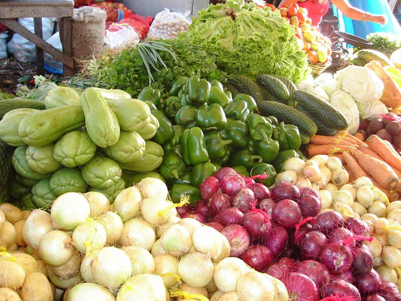 Preço de frutas e verduras varia até 188 76 em supermercados de João