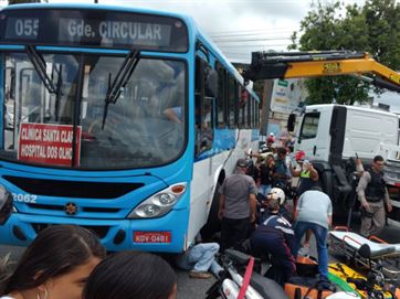 motociclista-tem-pernas-esmagadas-apos-ser-trancada-por-onibus-na-pb