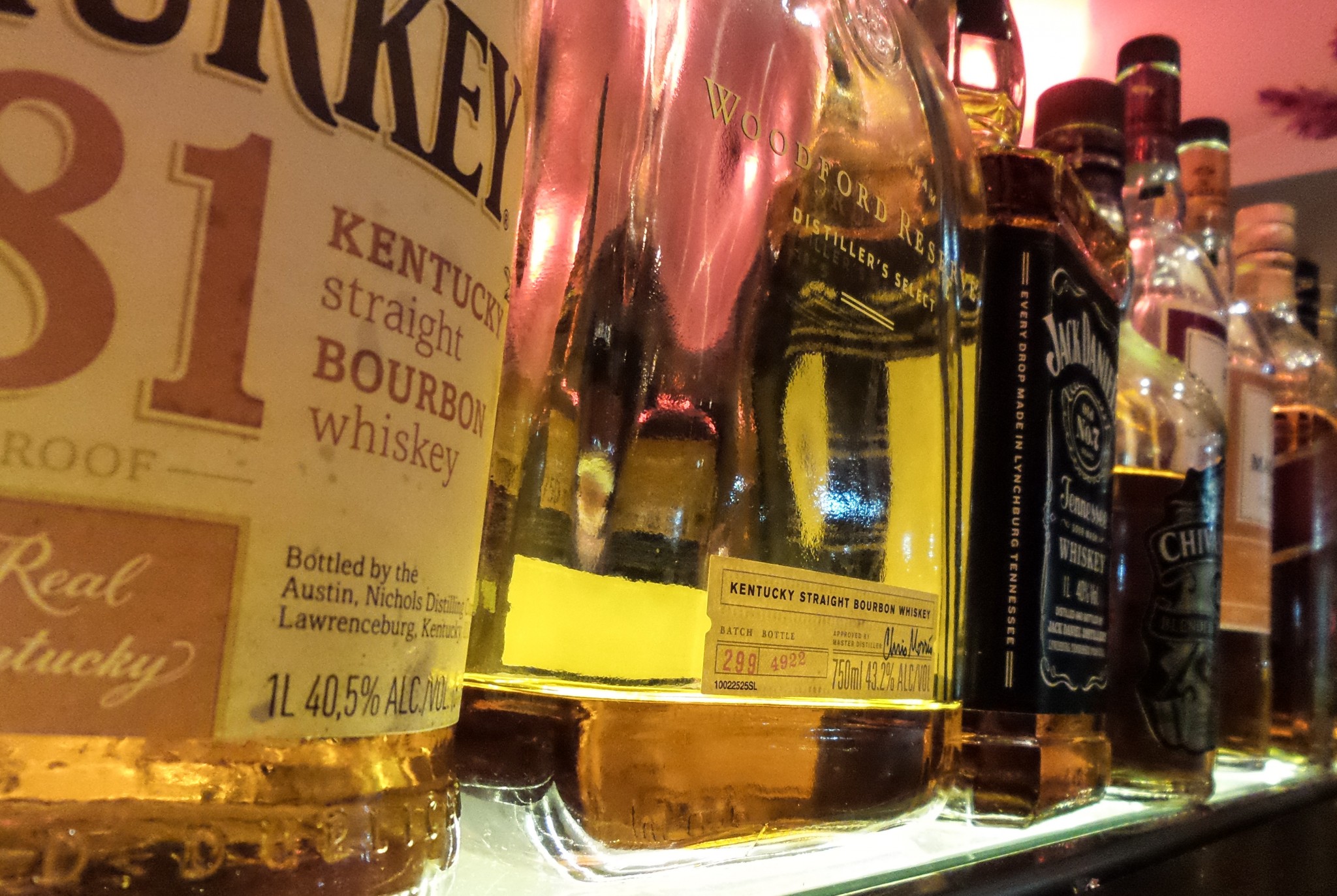 Ao ser ingerido, mesmo em pequenas quantidades, o metanol pode causar cegueira irreversível, coma e até a morte. Por ter um baixo custo, é usado ilicitamente para adulterar bebidas alcoólicas, representando um risco grave para a saúde pública.