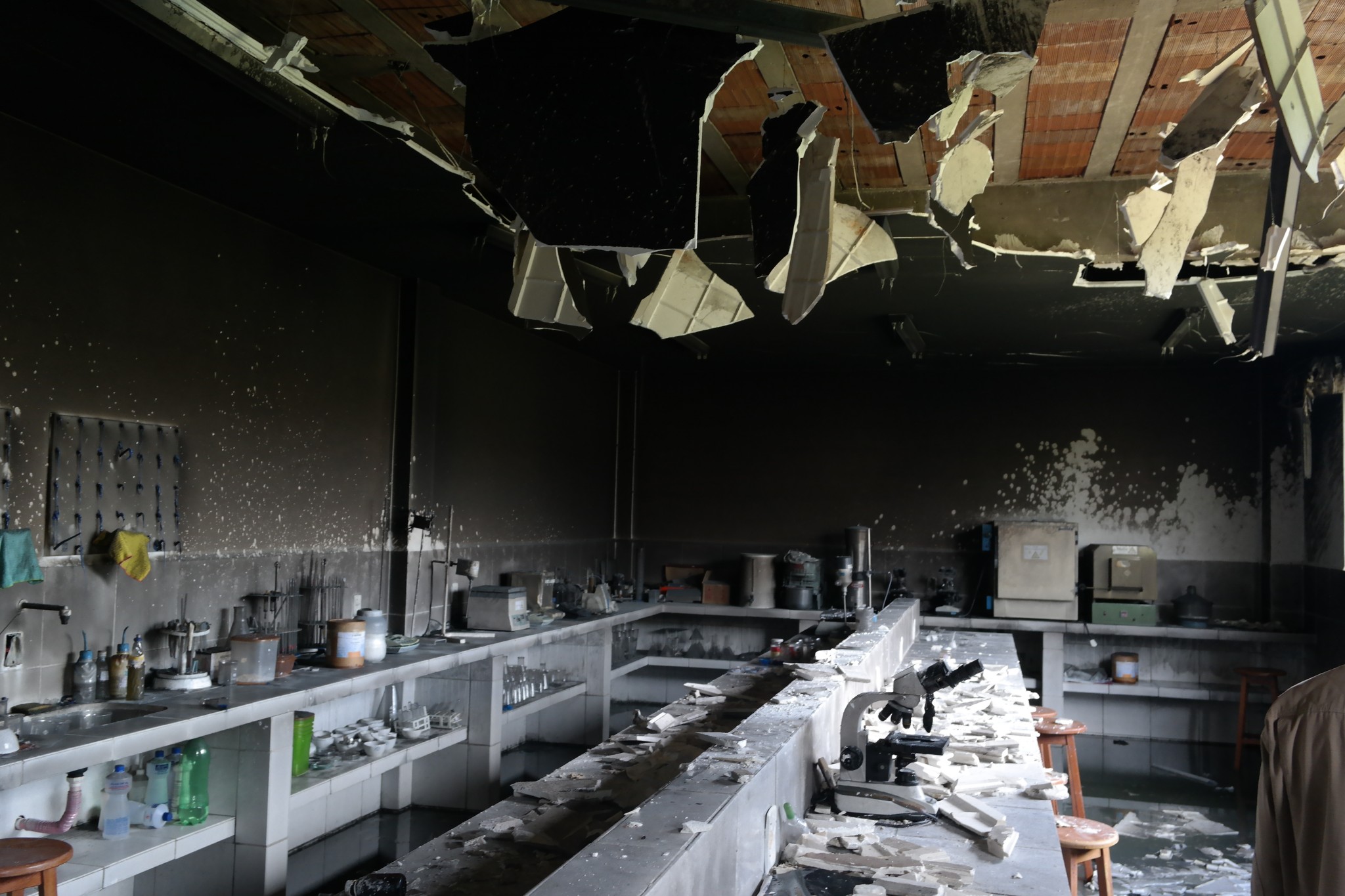 incendio-destroi-laboratorio-da-ufcg-em-cuite