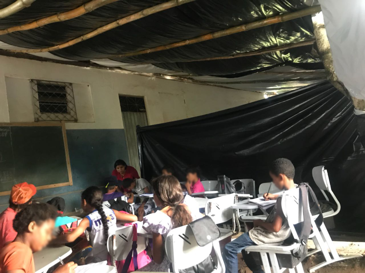 criancas-estudam-embaixo-de-lona-apos-fechamento-de-escola-na-pb