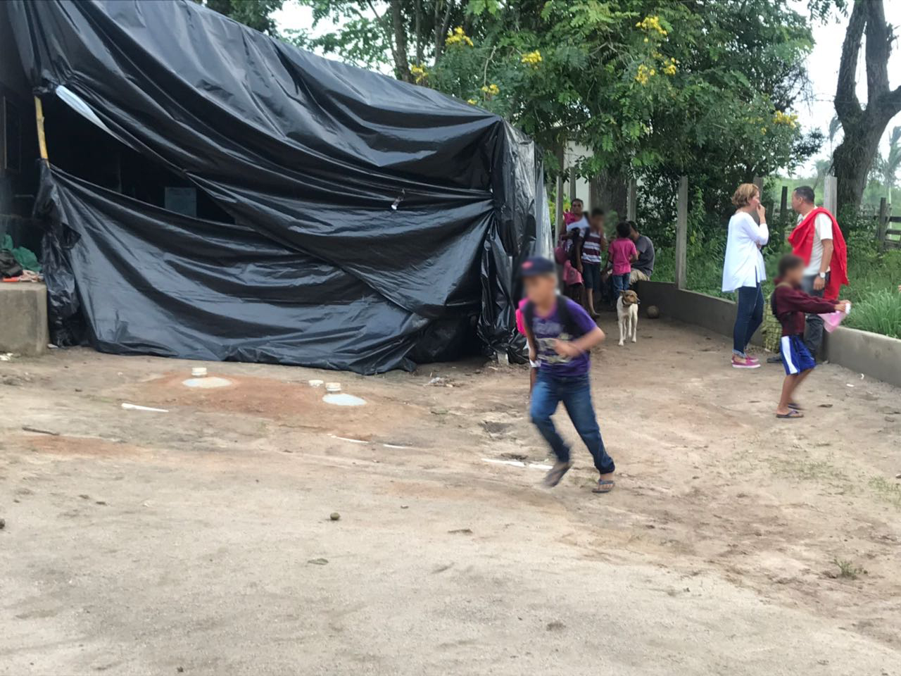 criancas-estudam-embaixo-de-lona-apos-fechamento-de-escola-na-pb