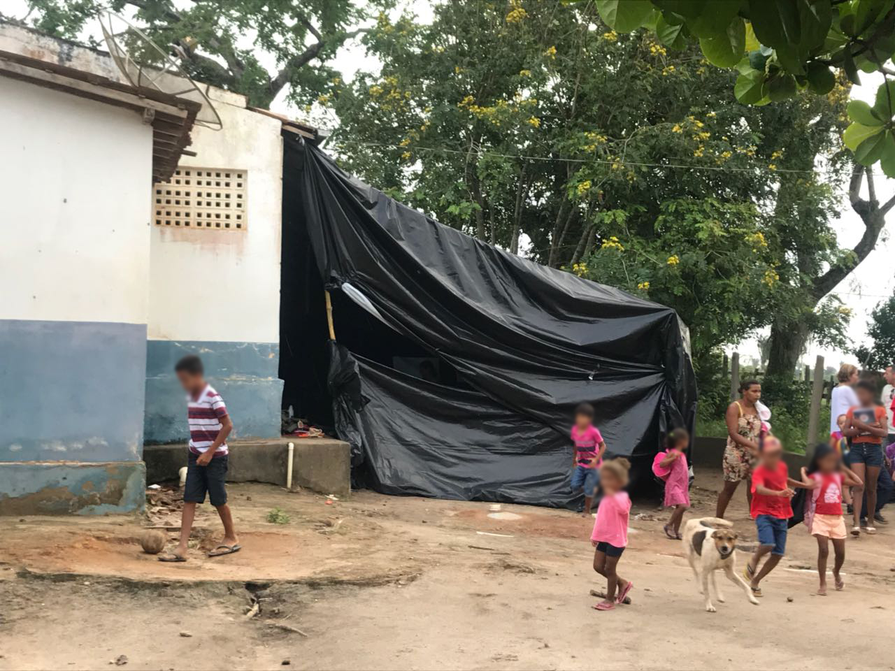 criancas-estudam-embaixo-de-lona-apos-fechamento-de-escola-na-pb