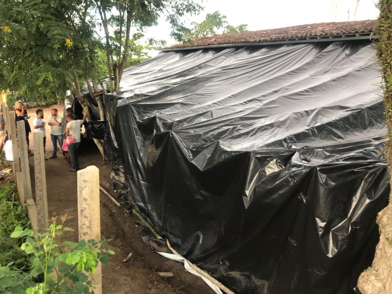criancas-estudam-embaixo-de-lona-apos-fechamento-de-escola-na-pb