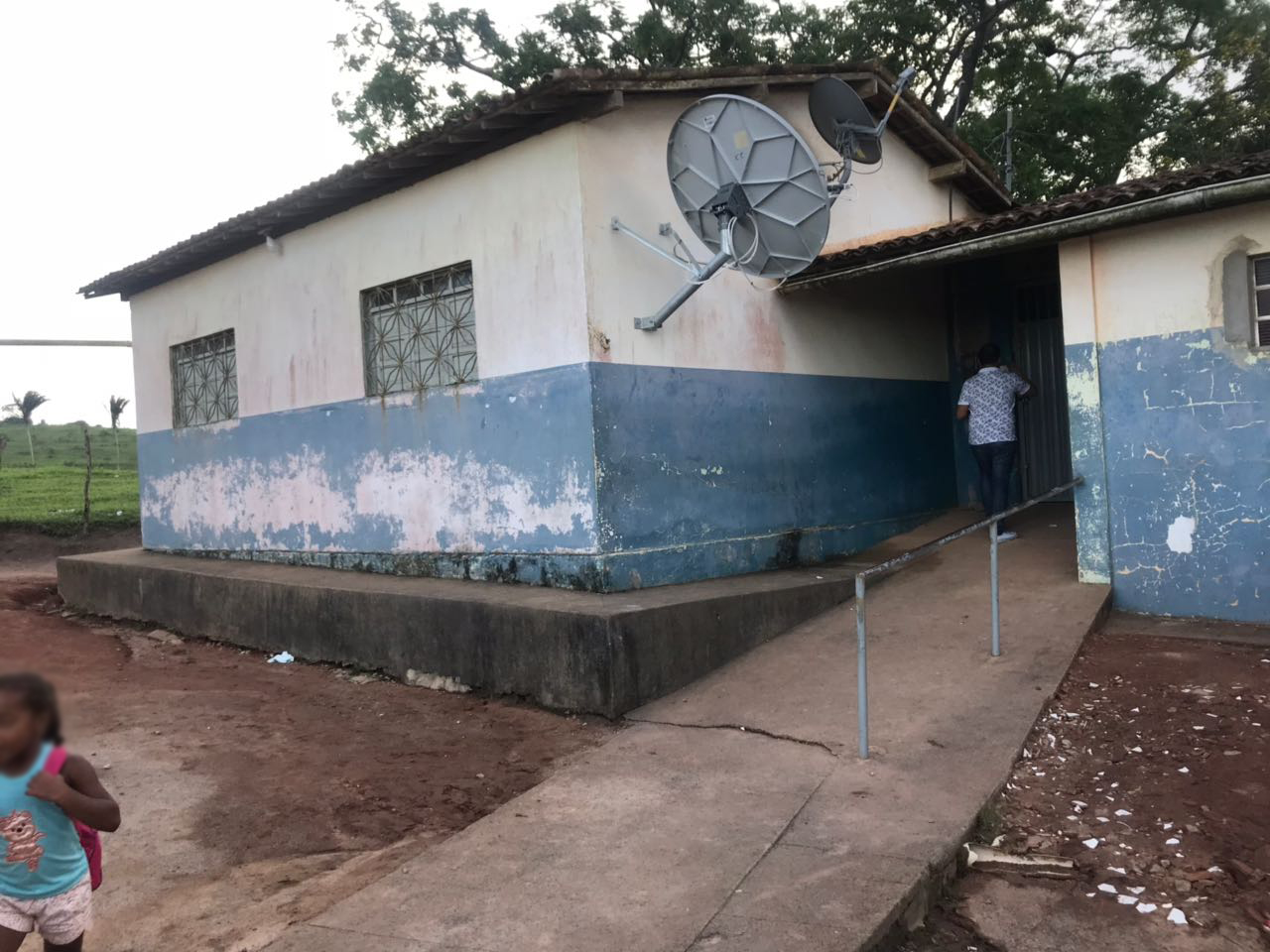 criancas-estudam-embaixo-de-lona-apos-fechamento-de-escola-na-pb