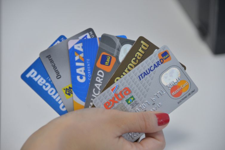 cmn-padroniza-juros-para-rotativo-do-cartao-de-credito