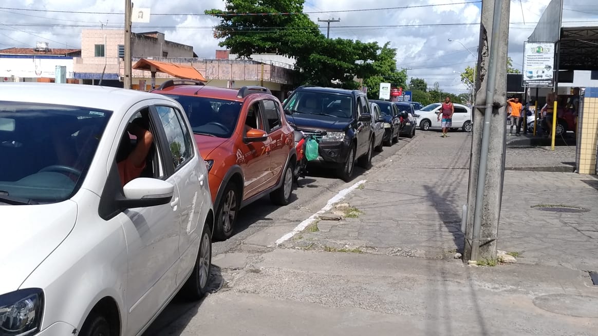 fim-de-semana-chega-com-filas-em-postos-de-joao-pessoa