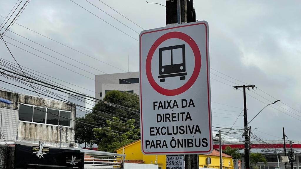 Placa faixa exclusiva ônibus