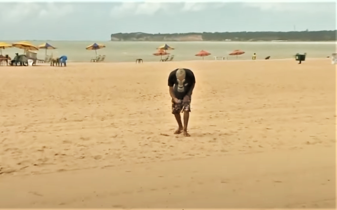 Ativista recolhe lixo em praia