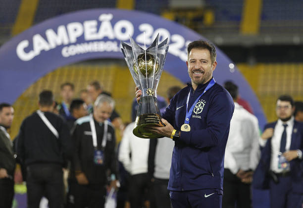 Ramon Menezes, que é ex-jogador de futebol, assume a seleção brasileira interinamente
