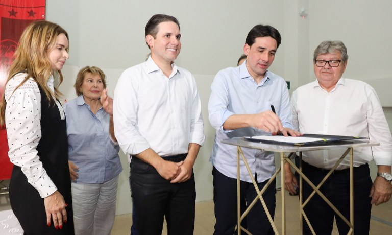 João Azevêdo e ministro assinam ordem para ampliação do aeroporto de Patos