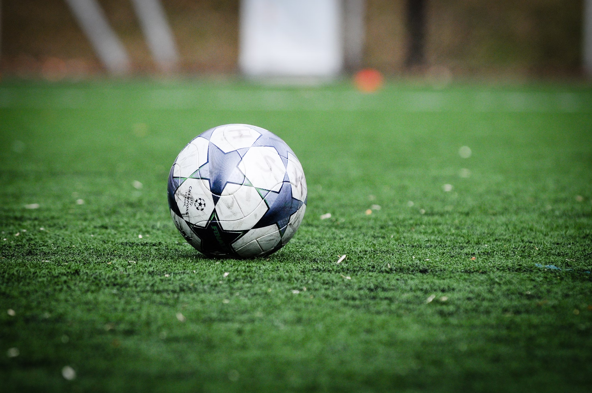 Uma bola de futebol no meio de um campo verde