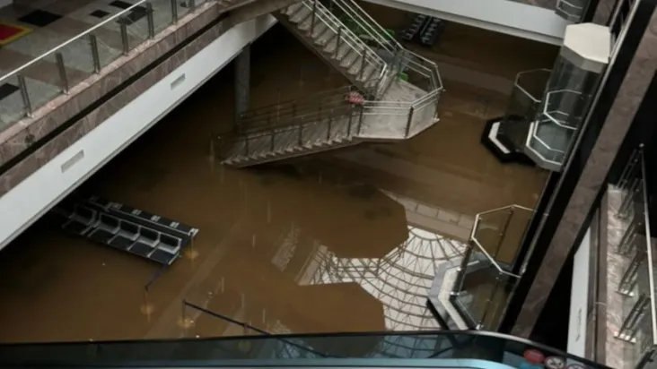 Enchente no saguão do Aeroporto Salgado Filho, em Porto Alegre