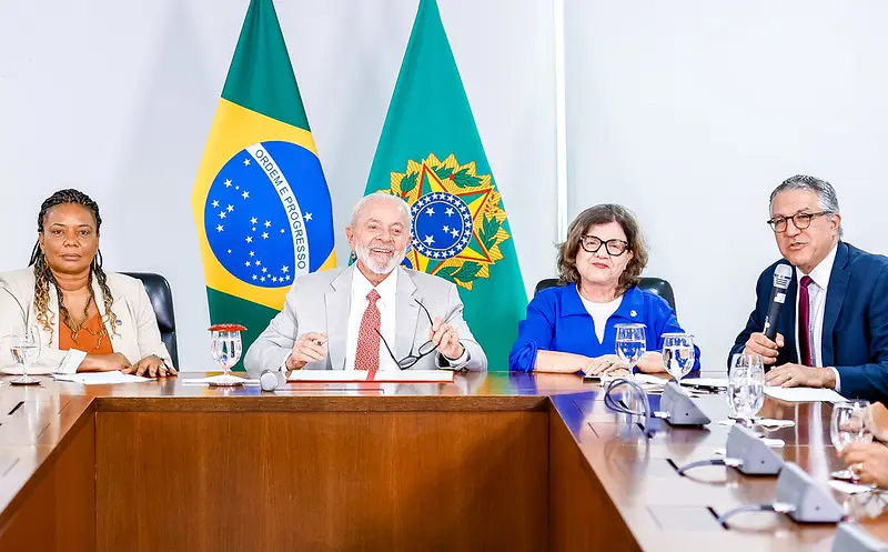 Presidente Lula em reunião com ministros