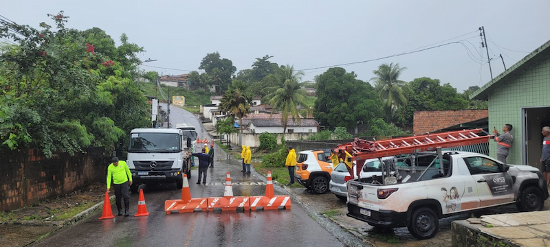 Rua Deputado José Tavares interditada após parte de asfalto de ponte ceder