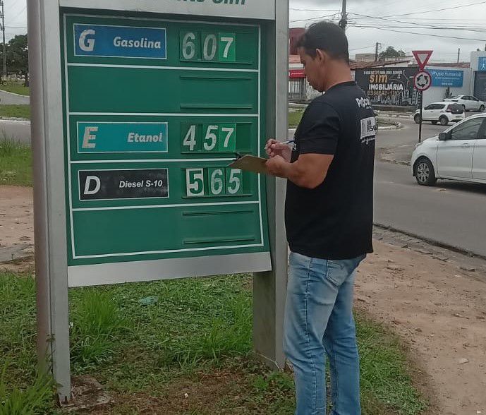 Procon visita posto de combustíveis que vendeu gasolina com água e