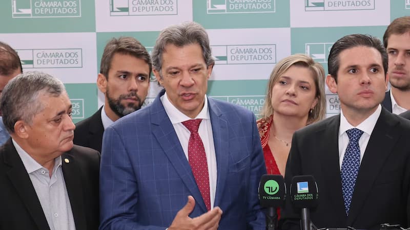 Fernando Haddad, ministro da Fazenda, e deputados