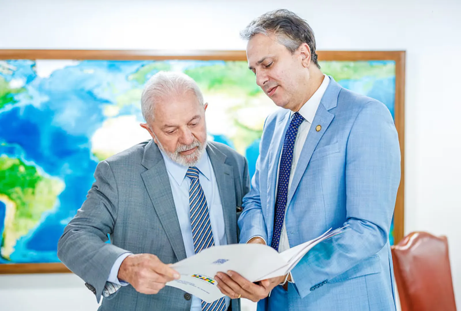 Lula assina nova regulamentação do EaD: medicina e direito não poderão ter aulas 100% online