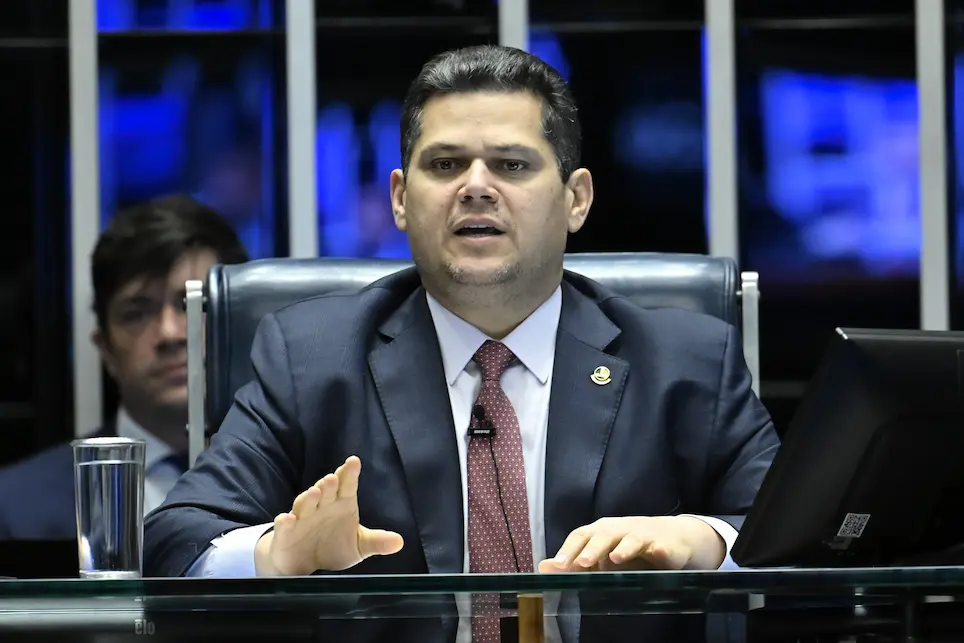 João Azevêdo sanciona lei que concede título de cidadão paraibano a Davi Alcolumbre