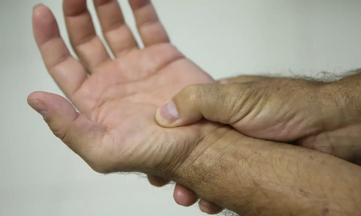 Pessoas com fibromialgia passam a ter direitos como pessoas com deficiência a partir de 2026; advogada explica