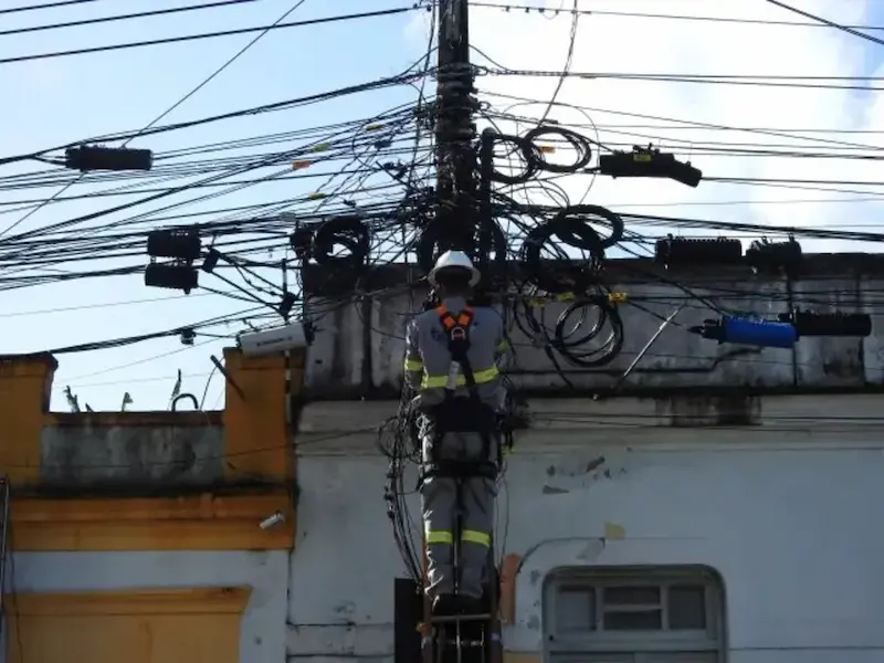 Fios irregulares em postes de João Pessoa