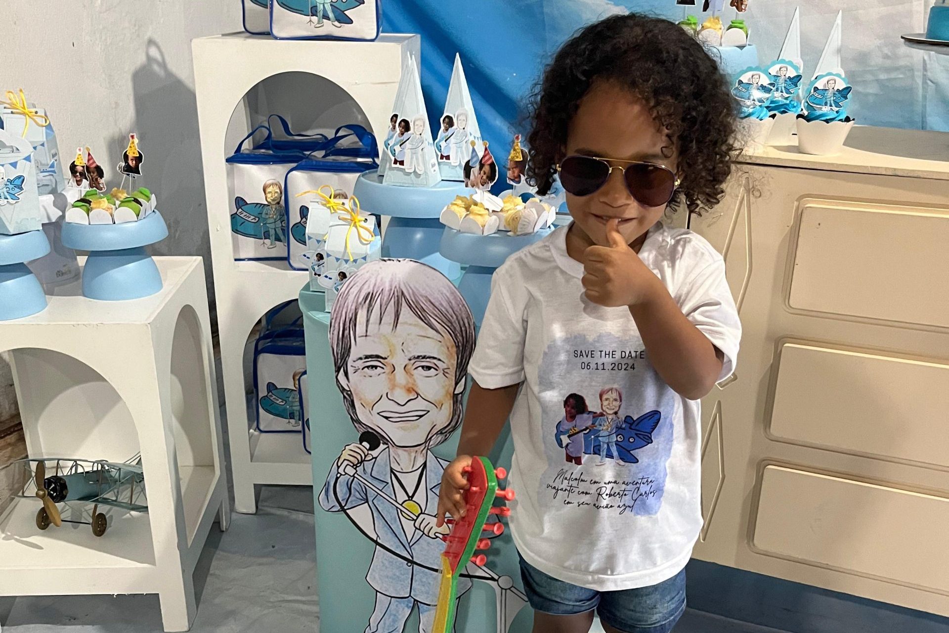 Mini fã do Rei: criança de 3 anos emociona família com amor por Roberto Carlos