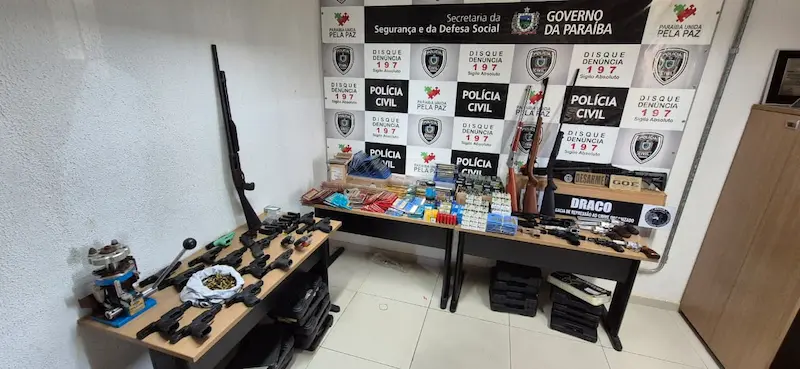 Armas e munição apreendidas em clube de tiro, em João Pessoa