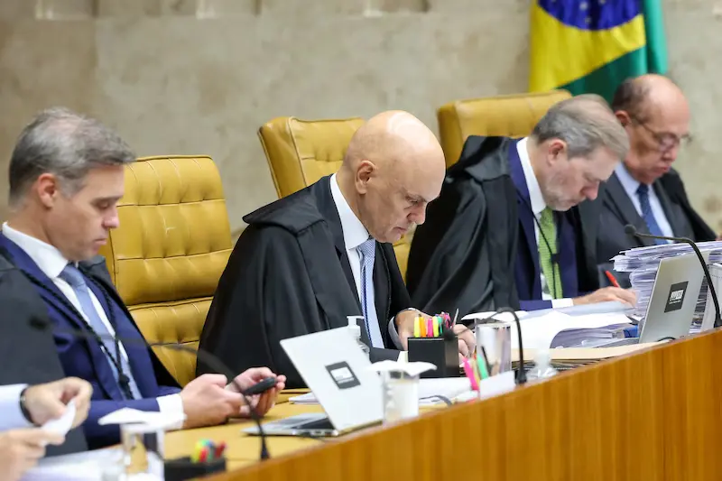 Ministros em sessão do STF