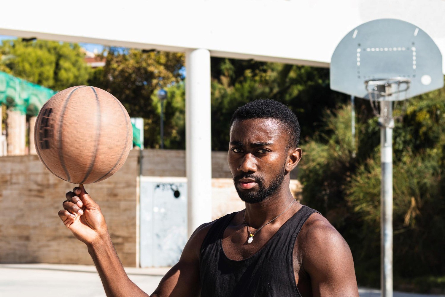 Jogador gira bola de basquete no dedo