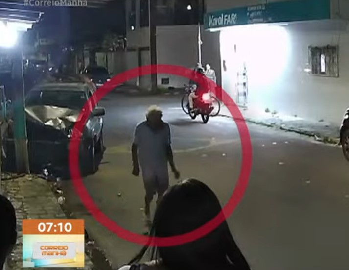 Motorista tenta fugir após atropelar motociclista e bater em poste, na Grande João Pessoa