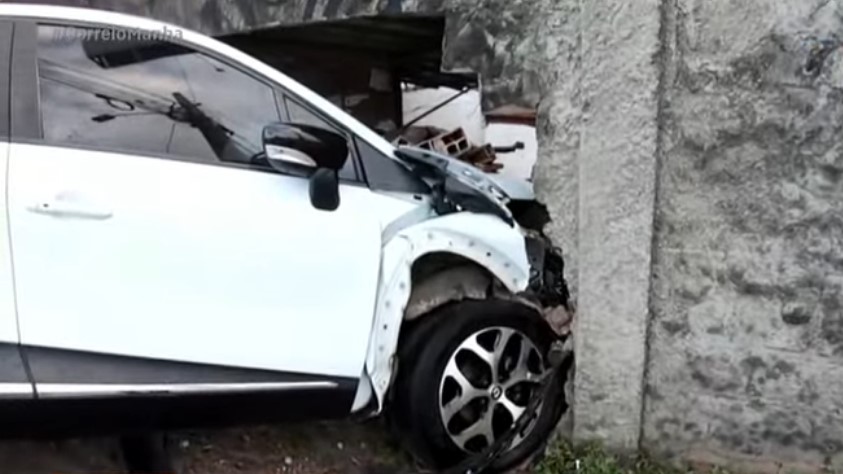Motorista perde controle e carro destrói muro de casa na ladeira do Cuiá, em João Pessoa