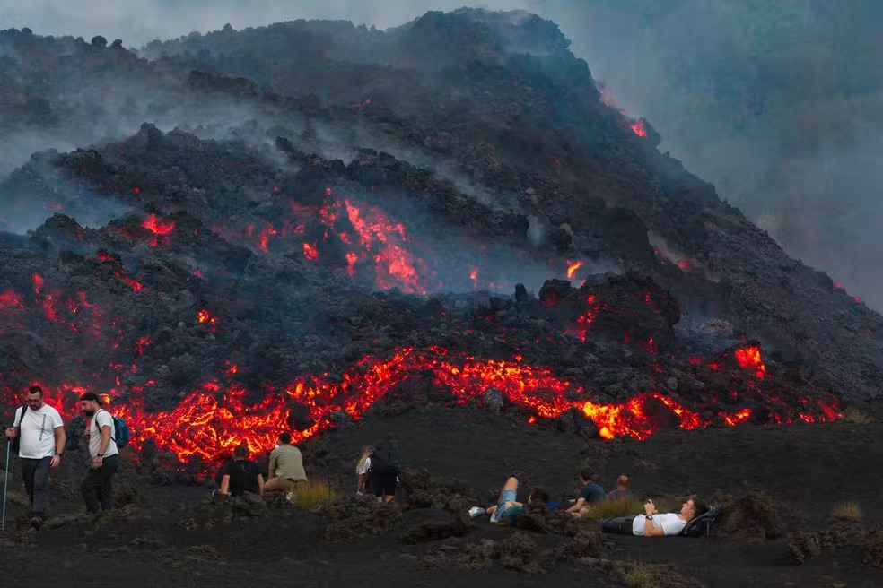 Vulcão mais ativo da Europa entra em erupção, atrai visitantes, mas causa transtornos