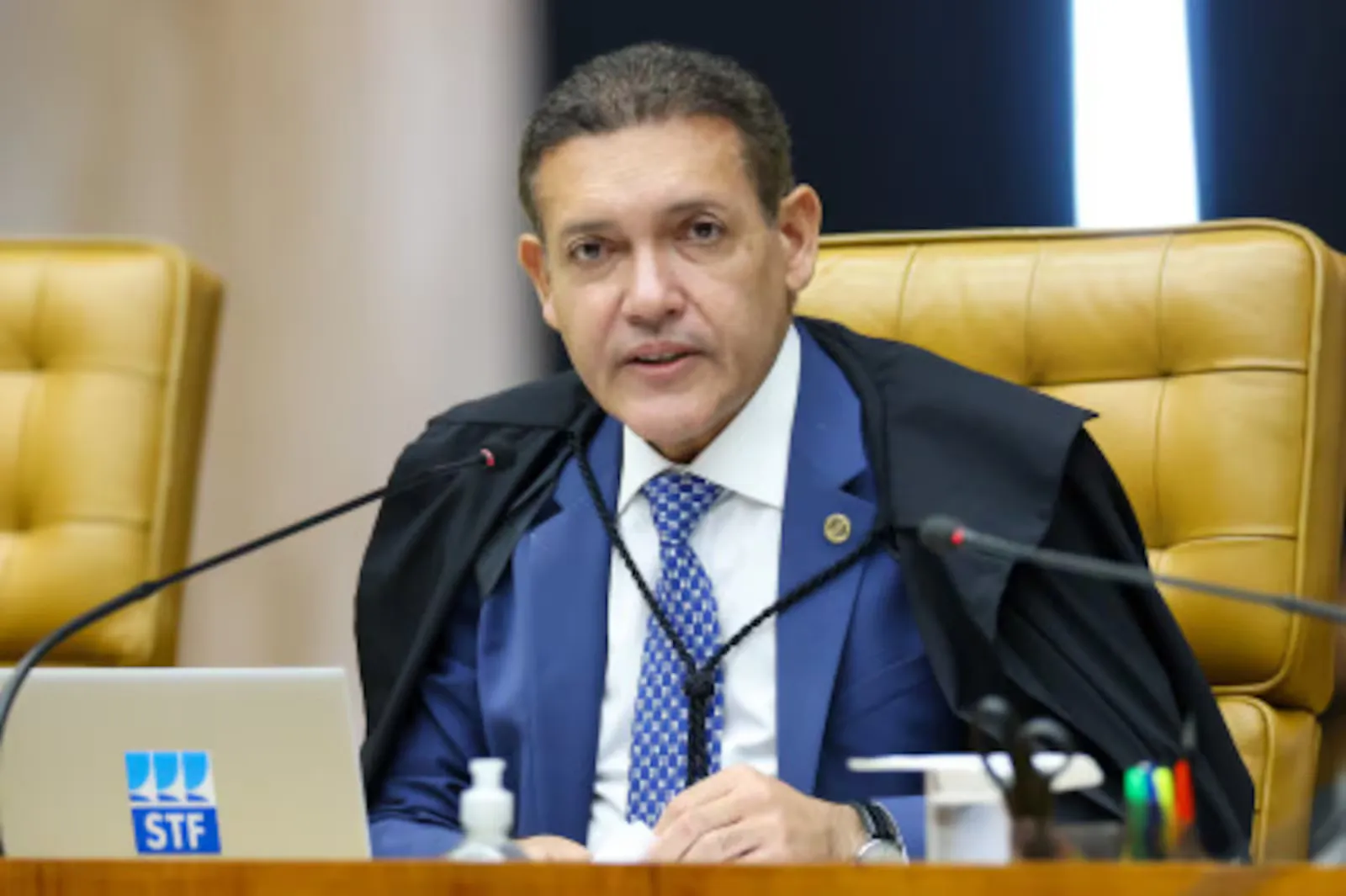 TSE determina volta de Flávio Bolsonaro ao PL e libera registro de candidatura
