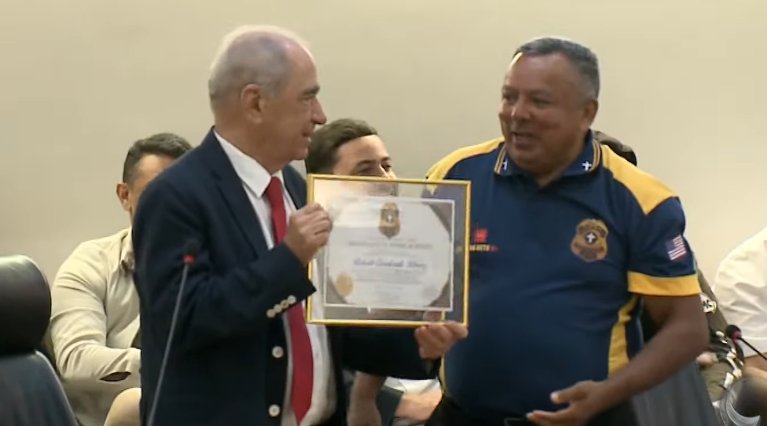 Roberto Cavalcanti recebe Medalha de Honra ao Mérito na Assembleia Legislativa da Paraíba