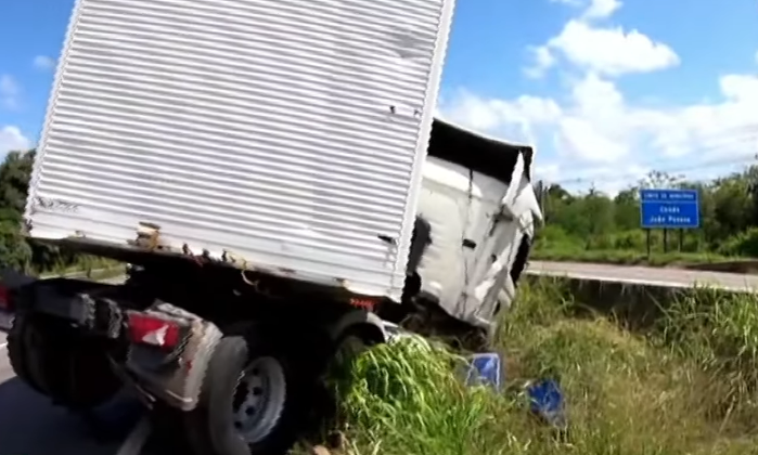 Carreta invade canteiro e tomba na BR-10, em João Pessoa