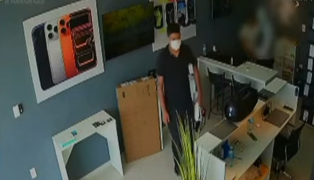 Trio armado rende dono de loja e rouba eletrônicos no Valentina; prejuízo chega a quase R$ 13 mil