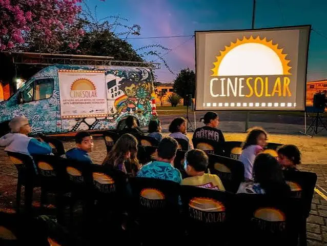 CineSolar, 1º cinema movido a energia solar do Brasil, exibe ‘Divertida-Mente 2’ em Santa Luzia com entrada e pipoca de graça