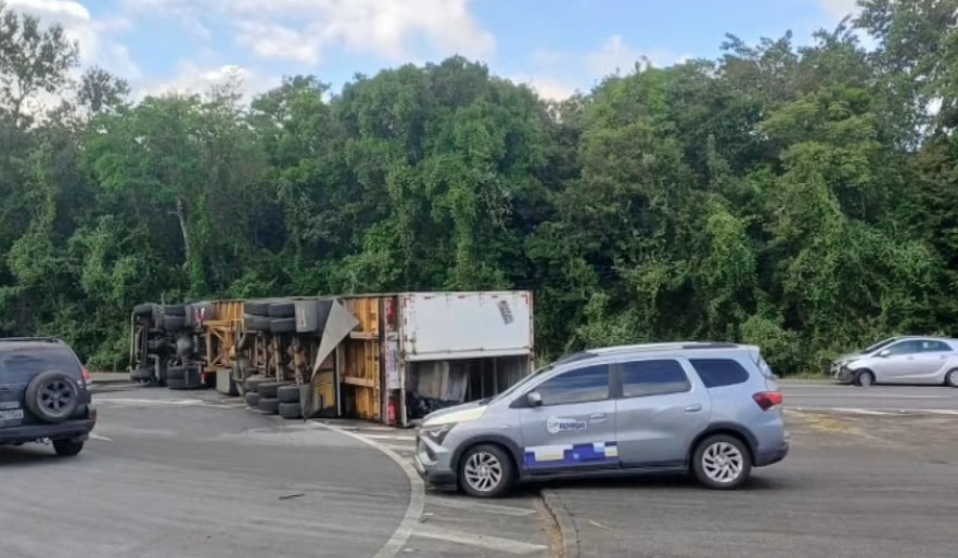 Carreta tomba e bloqueia trânsito entre Campina Grande e João Pessoa na BR-230