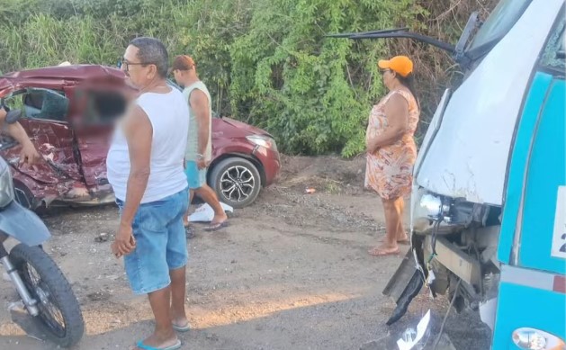 Acidente entre carro e ônibus deixa menina de oito anos e avó mortas, na Paraíba