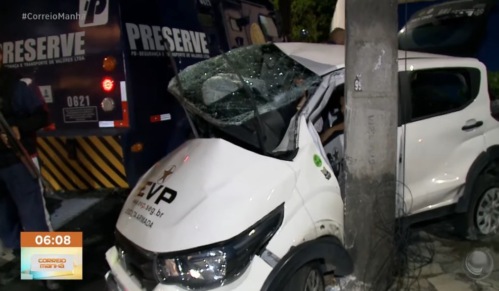 Veículo fica destruído após acidente com carro-forte, em João Pessoa