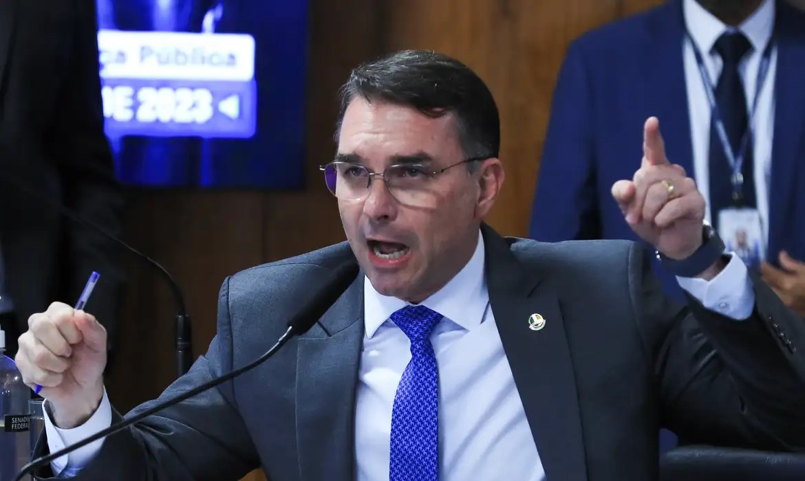 Flávio Bolsonaro passa a ser investigado no caso Dark Horse