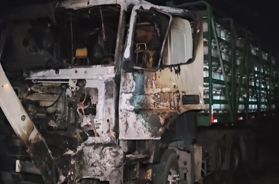 Cabine de caminhão que transportava botijões de gás pega fogo, em João Pessoa