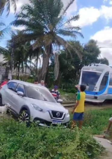 Carro escapa por pouco de acidente com VLT em Bayeux