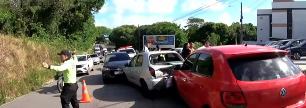 Acidente envolvendo três veículos deixa feridos, no bairro do Cuiá, em João Pessoa