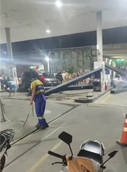 Carro atinge bomba de combustível e motorista foge do local, em Mamanguape