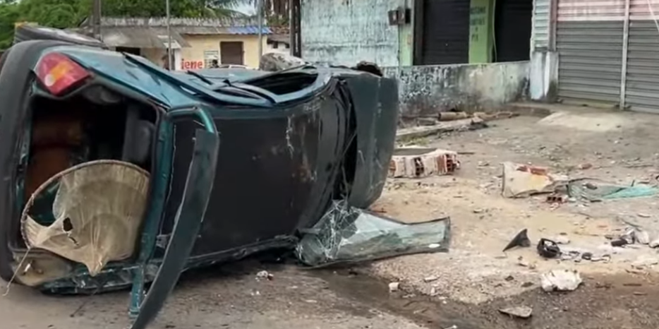 Veículo capota e quase derruba poste, em Conde, na Paraíba
