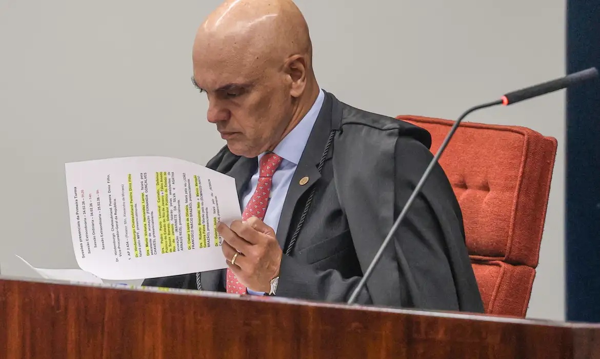 Moraes autoriza Flávio Bolsonaro a visitar o pai, preso em casa