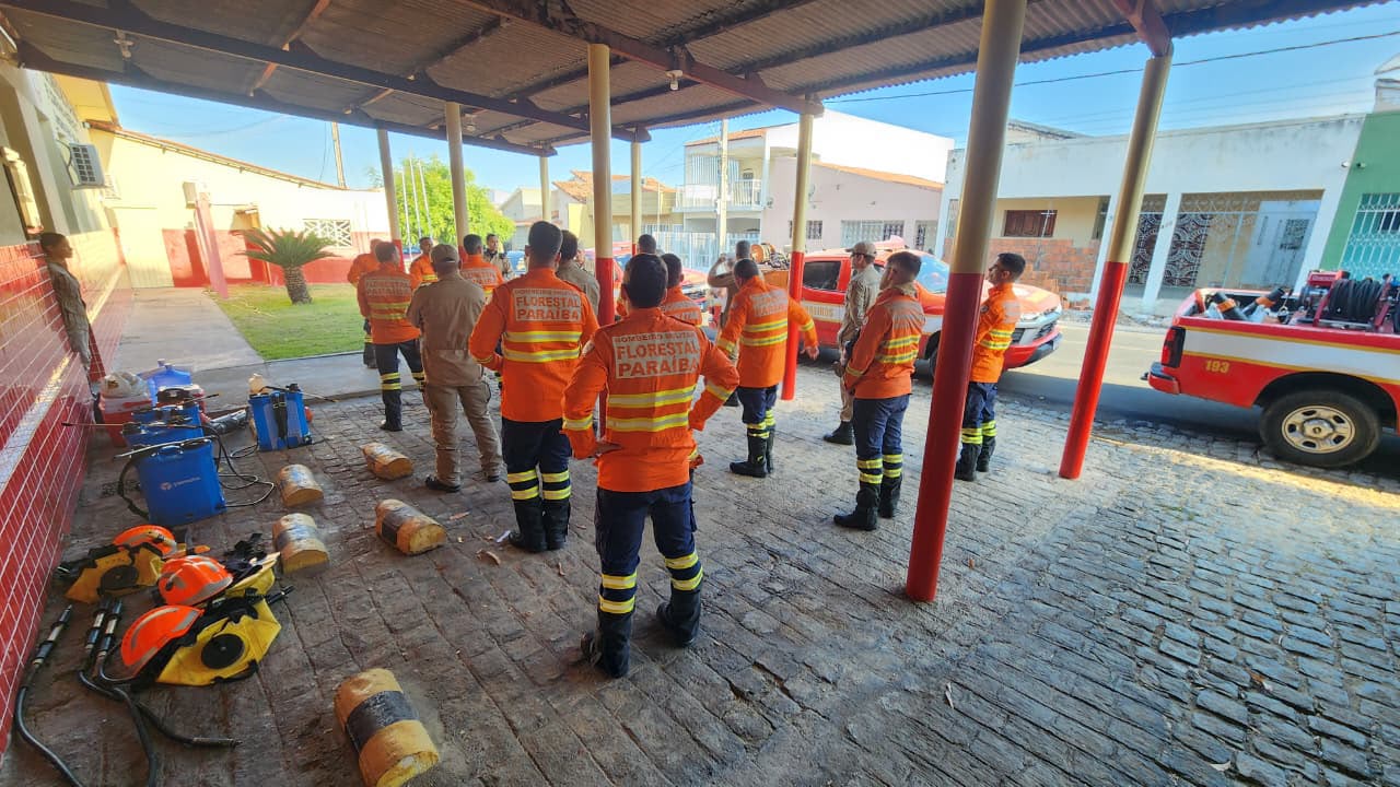 Bombeiros tentam apagar incêndio florestal que atinge serras no Sertão paraibano