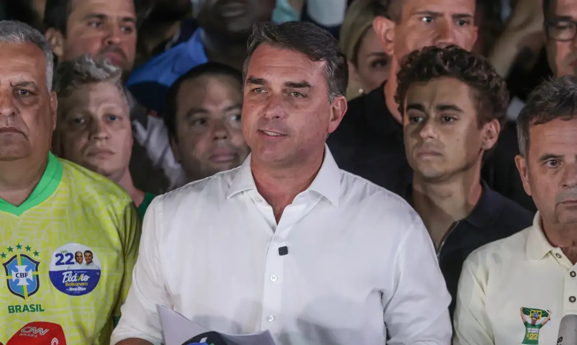 Flávio Bolsonaro se delacara “verdadeiro presidente eleito do Brasil”; veja a carta